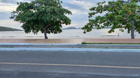 Casa de praia frente para um paraíso.