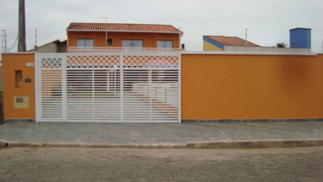 Casa de Temporada em Peruíbe com Piscina Adulto e Infantil