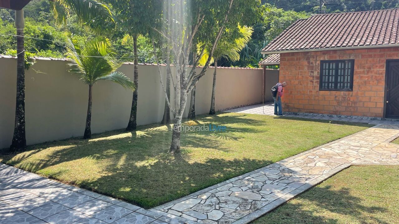 Casa para aluguel de temporada em Caraguatatuba (Massaguaçu)