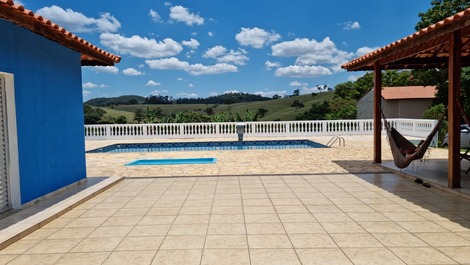 Vista da piscina e área de churrasco
