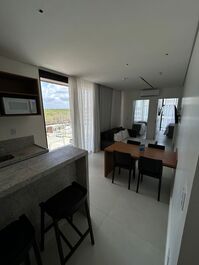 Cozinha com microondas e pia