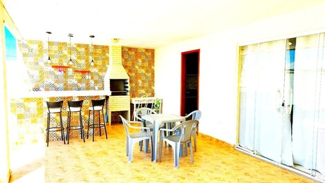 Casa com Piscina e Varanda com Bar e Churrasqueira