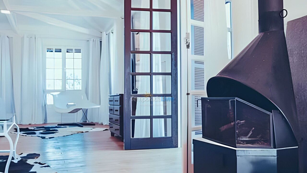 Casa para alquiler de vacaciones em Campos do Jordão (Alto dos Mellos)