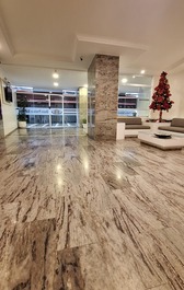 O prédio fica no calçadão da praia 🏖️