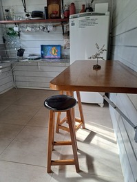 Casa de madera con balcón y hamacas ideal para quienes quieran relajarse.