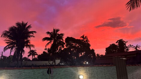 Por do sol na área de piscina
