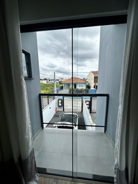 Excellent townhouse with 2 suites, 300 m from the sea.