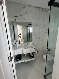 Excellent townhouse with 2 suites, 300 m from the sea.