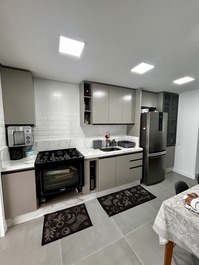 Excellent townhouse with 2 suites, 300 m from the sea.