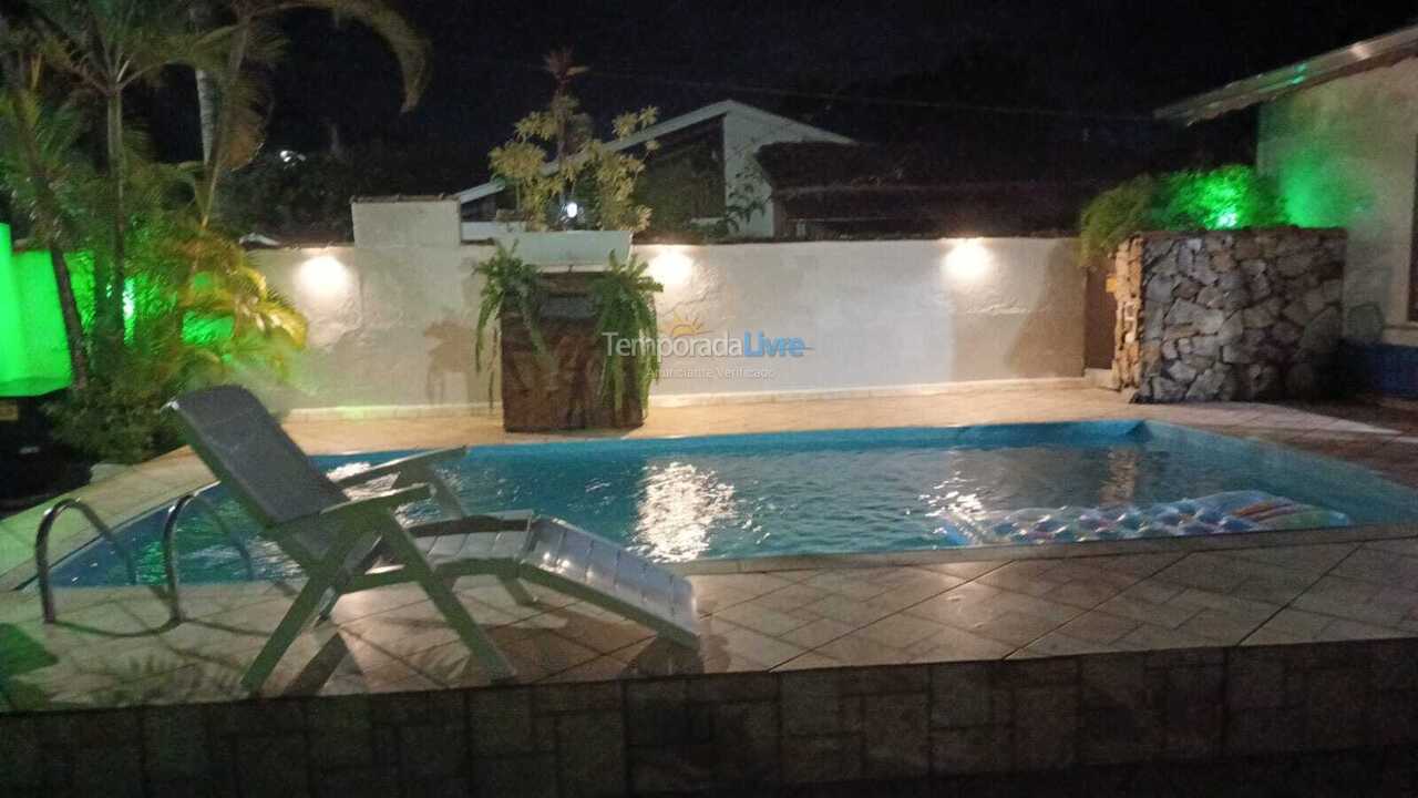 Casa para alquiler de vacaciones em Caraguatatuba (Massaguaçu)