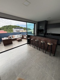 TRIPLEX 40 METROS DA PRAIA- 4 SUITES - TERRAÇO COM VISTA PARA O MAR