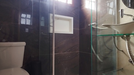 Foto do banheiro com chuveiro