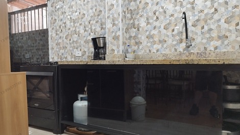 Cozinha com todos os utensílios geladeira micro-ondas