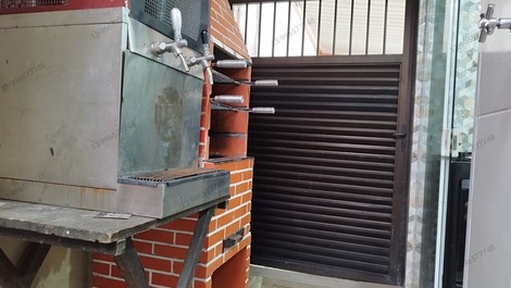 A foto da área de serviço onde fica a churrasqueira juntamente com a chopeira