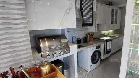 Edificio de apartamentos dúplex frente al mar, hermosa vista.