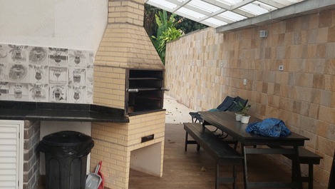 Hermosa casa a 600 metros de la playa en Riviera de São Lourenço