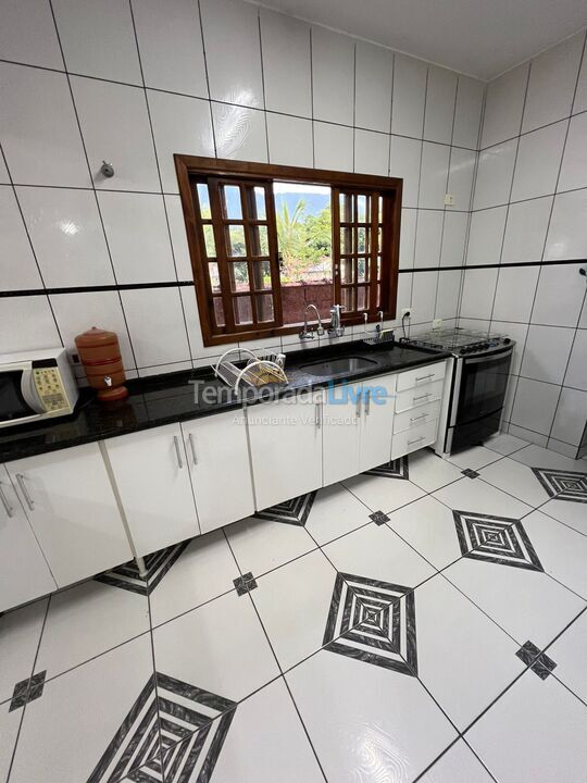 Casa para alquiler de vacaciones em Caraguatatuba (Praia de Massaguaçu)