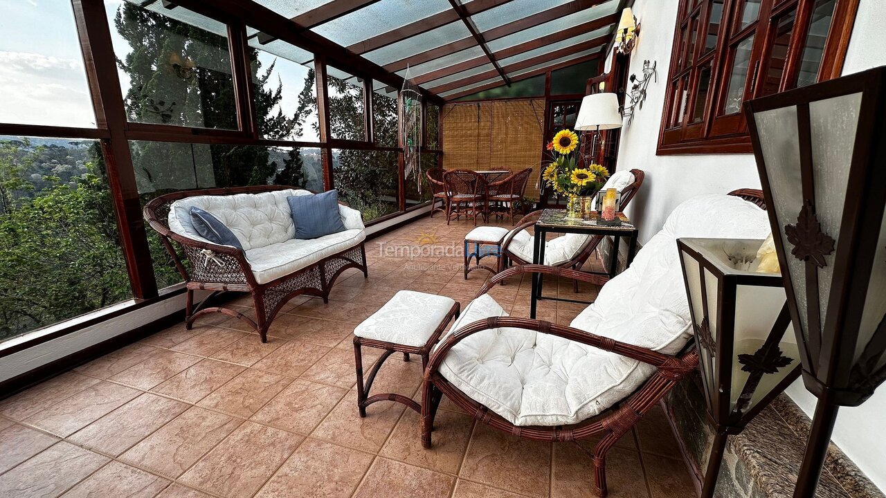 Casa para aluguel de temporada em Campos do Jordão (Jardim Montebelo)