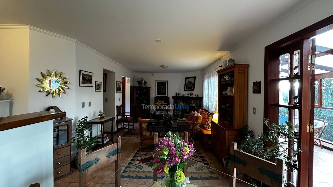 Casa para aluguel de temporada em Campos do Jordão (Jardim Montebelo)