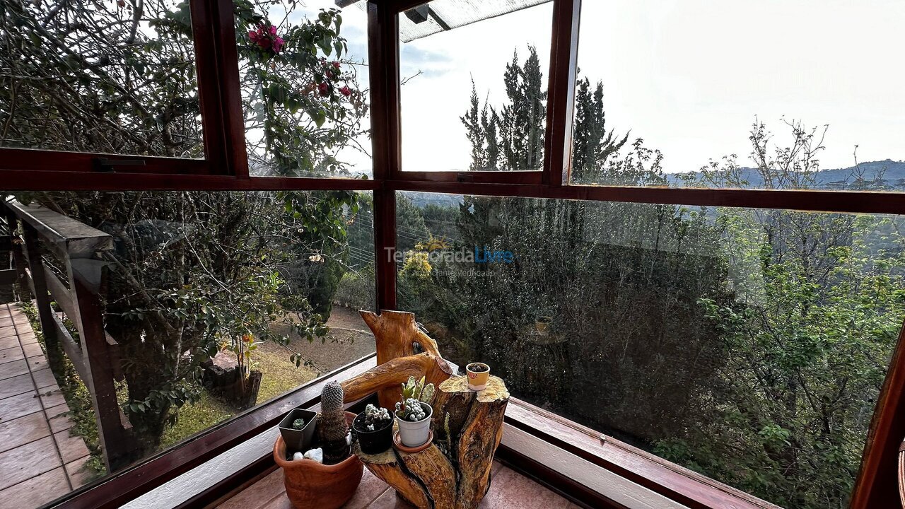 Casa para aluguel de temporada em Campos do Jordão (Jardim Montebelo)