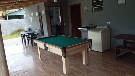 Área de lazer com mesa de sinuca 