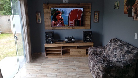 Sala com smart tv 55 polegadas tem pra vc hóspede tv acabo todos os canais liberados e um minisystem para vc curti um som ambiente 