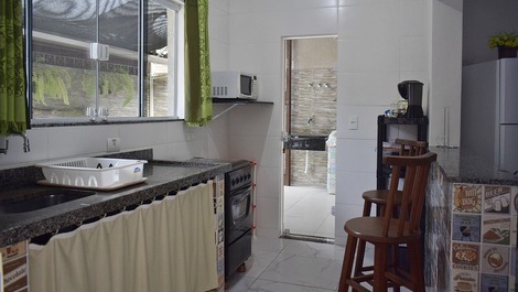 House with air conditioning and Wi-Fi, 80 m from Enseada beach.