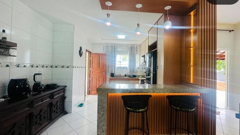 Linda casa em Camaçari para 10 pessoas c piscina em condomínio fechado