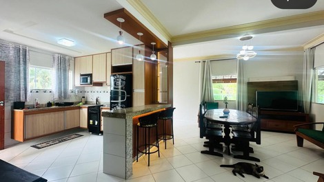 Linda casa em Camaçari para 10 pessoas c piscina em condomínio fechado