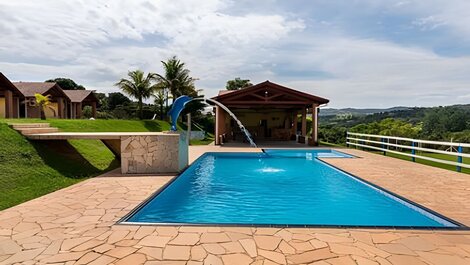 Chácara com 4 Chalés, grande piscina e muito verde
