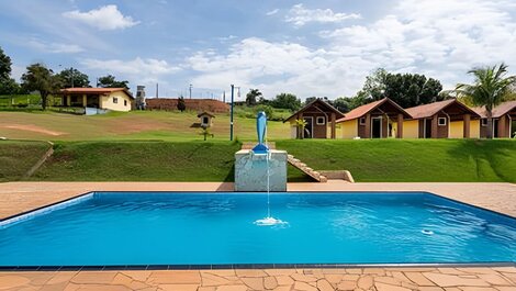Chácara com 4 Chalés, grande piscina e muito verde