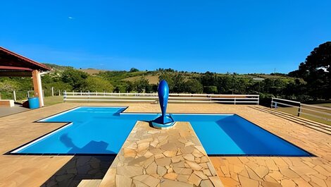 Chácara com 4 Chalés, grande piscina e muito verde