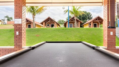 Chácara com 4 Chalés, grande piscina e muito verde