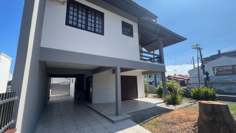 Bonito adosado a escasos metros del mar en Enseada, barbacoa