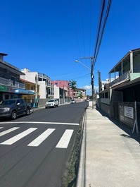 Bonito adosado a escasos metros del mar en Enseada, barbacoa