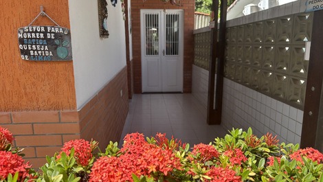 Área lateral com acesso para a cozinha.