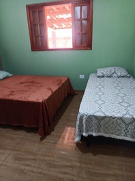 Casa chalé cercada por mata natural, com uma vista linda!