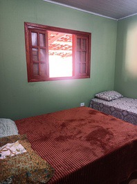 Casa chalé cercada por mata natural, com uma vista linda!