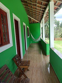 Casa chalé cercada por mata natural, com uma vista linda!