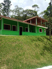 Casa chalé cercada por mata natural, com uma vista linda!