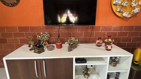 Sala com sofá e tv.