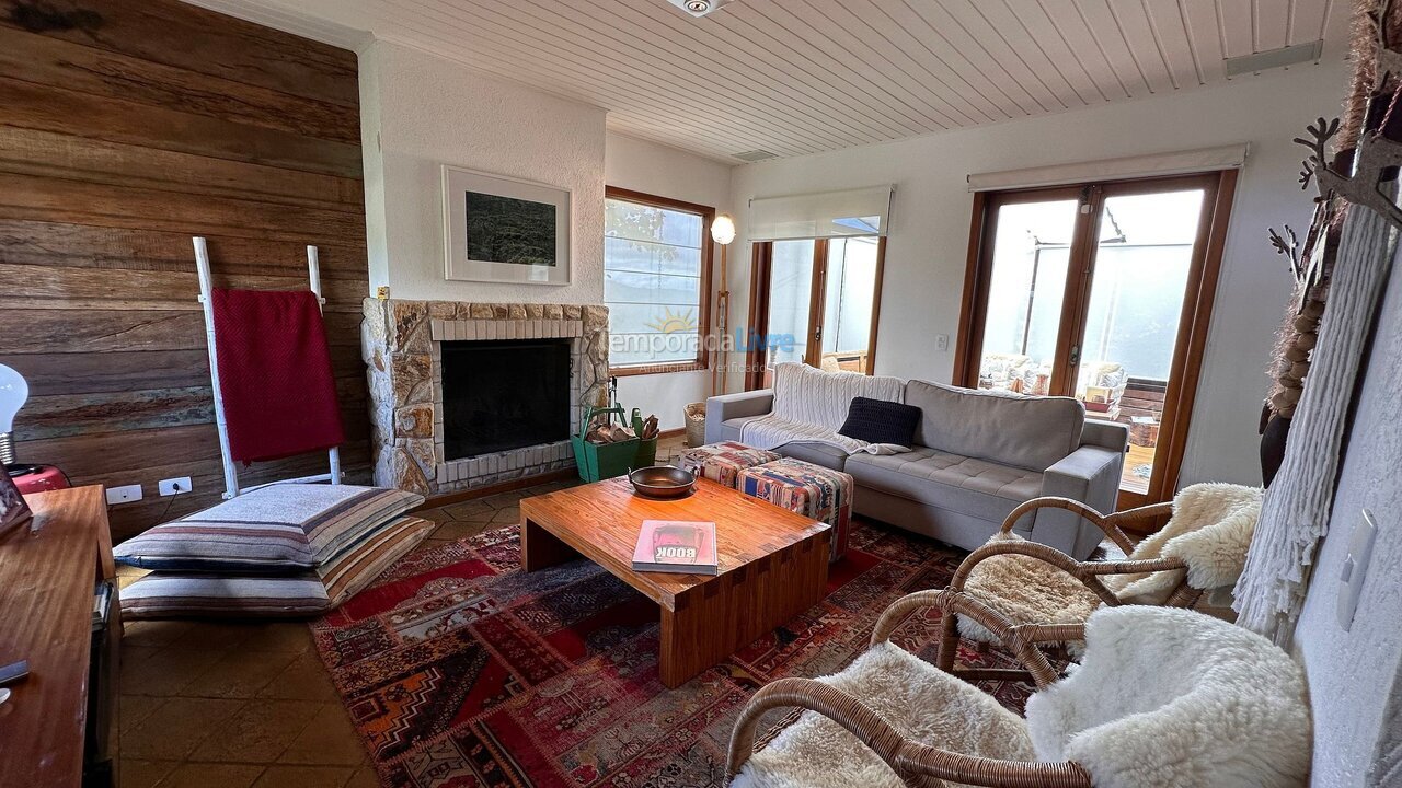 Casa para aluguel de temporada em Campos do Jordão (Iporanga)