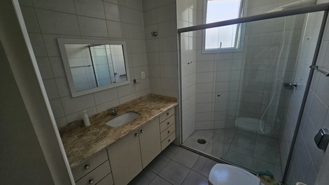 Bem amplo, bastante bancada de apoio e box largo