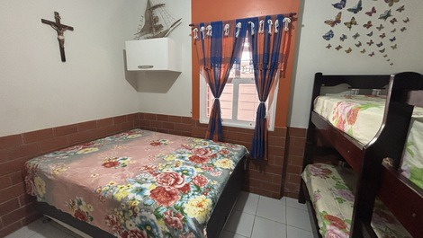 Quarto 2 - cama de casal, beliche, ar condicionado, pranchas, mesinha de apoio.