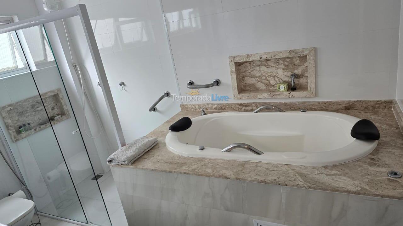 Apartamento para aluguel de temporada em Guarujá (Pitangueiras)