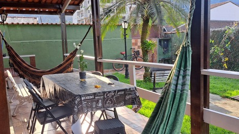 Casa de madera con balcón y hamacas ideal para quienes quieran relajarse.