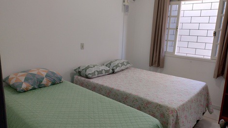 Quarto com cama de casal mais cama de solteiro mais ar condicionado 