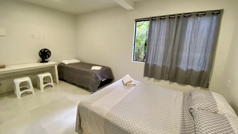 Quarto com mesa para trabalhar 