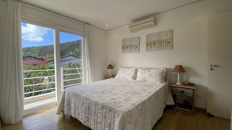 Casa de alto estándar en alquiler en Praia da Baleia - Comunidad cerrada.