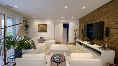 Casa de alto estándar en alquiler en Praia da Baleia - Comunidad cerrada.